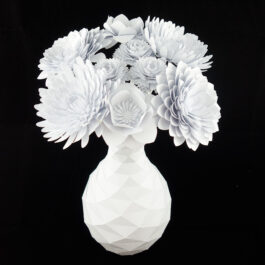 Vase design blanc origami et bouquet de fleurs assorties