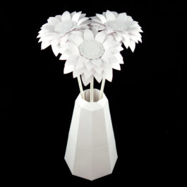 Vase origami design blanc et bouquet de tournesols minimaliste